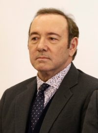 Herec Kevin Spacey se svým právníkem (vpravo) u soudu