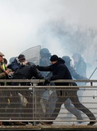 Boxerský šampion Christophe Dettinger (úplně vpravo v černém) bojuje s francouzskými policisty