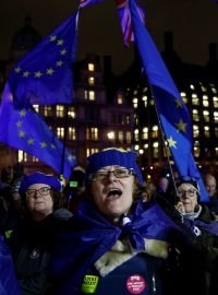 Před britským parlamentem protestují zastánci i odpůrci brexitu.