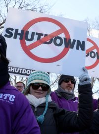 Kontroloři letového provozu protestují ve Washingtonu proti zastavení financování vládních úřadů