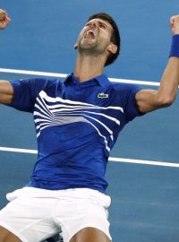 Novak Djoković slaví vítězství na Australian Open.