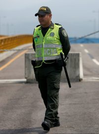 Kolumbijský policista na hraničním mostě mezi Kolumbií a Venezuelou, který ve středu zablokovala venezuelská armáda.