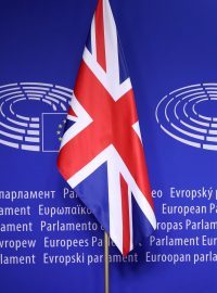 Vlajka Velké Británie a evropská vlajka v Evropském parlamentu