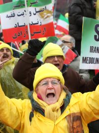 Demonstranty podpořil bývalý newyorský starosta Rudy Giuliani. Írán označil za největšího sponzora terorismu na světě. Demonstrace doprovází mezinárodní konferenci o bezpečnosti na Blízkém východu