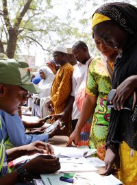 V prezidentských volbách jsou favority stávající hlava státu Muhammadu Buhari a hlavní opoziční kandidát Atiku Abubakar