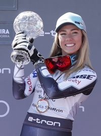 Mikaela Shiffrinová s křišťálovým glóbem