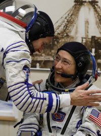 Americká astronautka Christina Kochová a její americký kolega Nick Hague