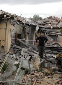 Raketa vypálená podle izraelských úřadů zřejmě z palestinského Pásma Gazy zasáhla v pondělí časně ráno obytný dům v obci poblíž Tel Avivu