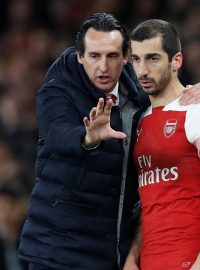 Záložník Arsenalu Henrik Mchitarjan (vpravo) dostává instrukce od trenéra Unaie Emeryho