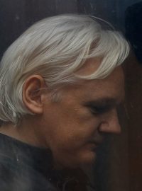 Assange se ukrýval na ekvádorské ambasádě, aby se vyhnul vydání do Švédska kvůli obvinění ze znásilnění (snímek z 19. května 2017)