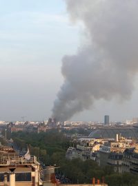 Dým valící se z katedrály Notre-Dame je vidět z velké dálky