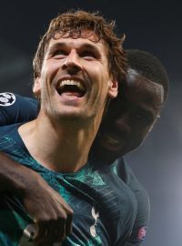 Fernando Llorente a Davinson Sanchez slaví gól proti Manchesteru City.