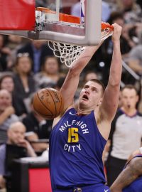 Nikola Jokič skóruje v šestém zápase série prvního kola play-off NBA proti Denveru. V utkání zaznamenal 43 bodů