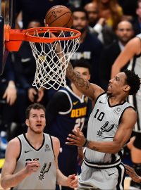 DeMar DeRozan v dresu San Antonia skóruje do koše Denveru. Do čtvrtfinále NBA ale nakonec postoupili Nuggets