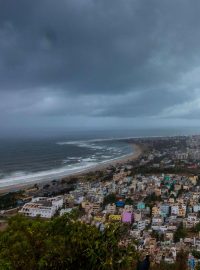 Východní pobřeží Indie bývá v cyklonové sezoně trvající zhruba od dubna do prosince vystaveno ničivým bouřím