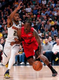 Hráč Portlandu Al-Farouq Aminu se vyhýbá Malikovi Beasleymu z Denveru během druhého zápasu druhého kola play-off NBA