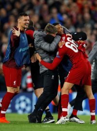 Trent Alexander-Arnold v objetí spoluhráčů po postupu Liverpoolu do finále Ligy mistrů