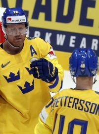 Švédští hokejisté Patric Hornqvist a Elias Pettersson