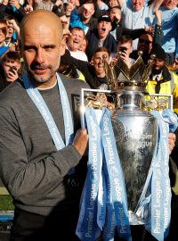 Trenér Manchesteru City Pep Guardiola s pohárem pro vítěze Premier League.