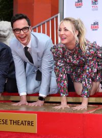 Herci ze seriálu The Big Bang Theory před TCL Chinese Theatre v Los Angeles.