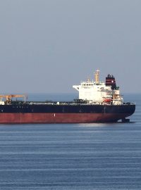 Tankery v Hormuzském průlivu mezi Perským zálivem a Ománským zálivem