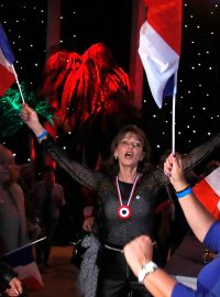 Ve Francii zvítězilo ve volbách do Evropského parlamentu krajně pravicové Národní sdružení (RN) Marine Le Penové o 0,9 procentního bodu nad koalicí Obroda prezidenta Emmanuela Macrona