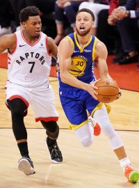 Kyle Lowry z Toronta brání ve finále NBA Stepha Curryho z Golden State Warriors