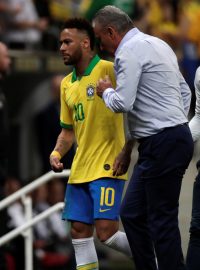 Zraněný Neymar opouští hřiště.