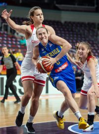 Basketbalistka Veronika Voráčková brání Švédku Fridu Eldebrinkovou ve vzájemném utkání na mistrovství Evropy