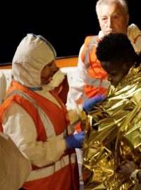 V noci na pátek kvůli špatnému zdravotnímu stavu loď opustili dva migranti