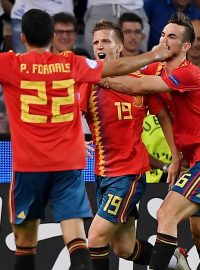 Španělé se radují z gólu proti Německu.