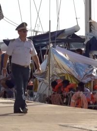 Italská policie hlídá loď se zachráněnými  migranty na ostrově Lampedusa.