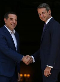 Dva řečtí premiéři: vlevo odcházející Alexis Tsipras, vpravo nově jmenovaný Kyriakos Mitsotakis