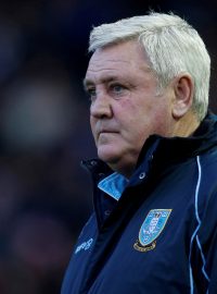 Fotbalisty Newcastlu povede trenér Steve Bruce