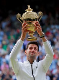 Novak Djokovič s trofejí za vítězství ve Wimbledonu