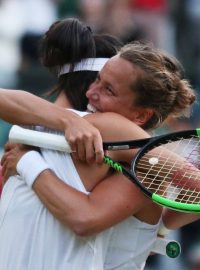 Barbora Strýcová (vpravo) v objetí se svou spoluhráčkou Sie Šu-wej po vítězné wimbledonské čtyřhře