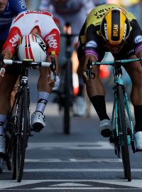 Jedenáctou etapu Tour de France vyhrál Caleb Ewan (vlevo). Australský cyklista v těsném spurtu v Toulouse porazil Nizozemce Dylana Groenewegena