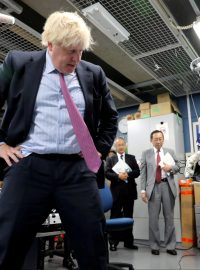 Boris Johnson ještě jako ministr zahraničí na návštěve technického institutu v Tokiu v roce 2017.