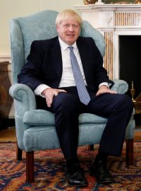 Britský premiér Boris Johnson při jednání se skotskou první ministryní Nicolou Sturgeonovou v Edinburghu