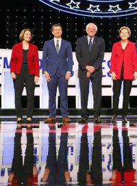 Demokraté zahájili druhé kolo debat mezi vyzyvateli prezidenta Donalda Trumpa. Pole se v debatě o zdravotnictví rozdělilo na progresivní a umírněné politiky