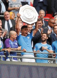 Fotbalisté Manchesteru City slaví s trofejí.