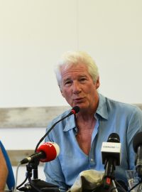 Americký herec Richard Gere na tiskové konferenci organizace Proactiva Open Arms podpořil loď Open Arms.