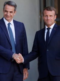 Řecký premiér Kyriakos Mitsotakis a francouzský prezident Emmanuel Macron