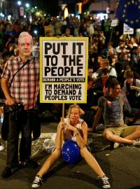 Lidé v Londýně protestují proti současnému politickému vývoji okolo brexitu