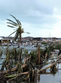 Hurikán si na Bahamách vyžádal na dvě desítky obětí. Z ostrovů se přesunul k pobřeží USA, kde u Severní Karolíny zeslábl na nejnižší první stupeň