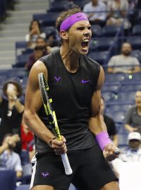 Radost Rafaela Nadala po výhře nad Argentincem Diegem Schwartzmanem a postupu do semifinále US Open.