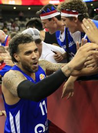 Blake Schilb oslavuje s fanoušky výhru nad Tureckem. Tím pádem také postup české basketbalové reprezentace do osmifinále světového šampionátu a účast v olympijské kvalifikaci