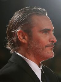 Představitel Jokera Joaquín Phoenix na premiéře stejnojmenného snímku v Torontu.