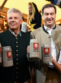 Starosta Mnichova Dieter Reiter (vlevo) a bavorský kancléř Markus Soeder a jejich ženy na Oktoberfestu.