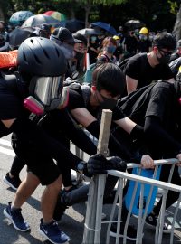 Tisíce prodemokratických demonstrantů, oblečených do černé barvy, se v úterý zapojily do protestního průvodu v centru Hongkongu